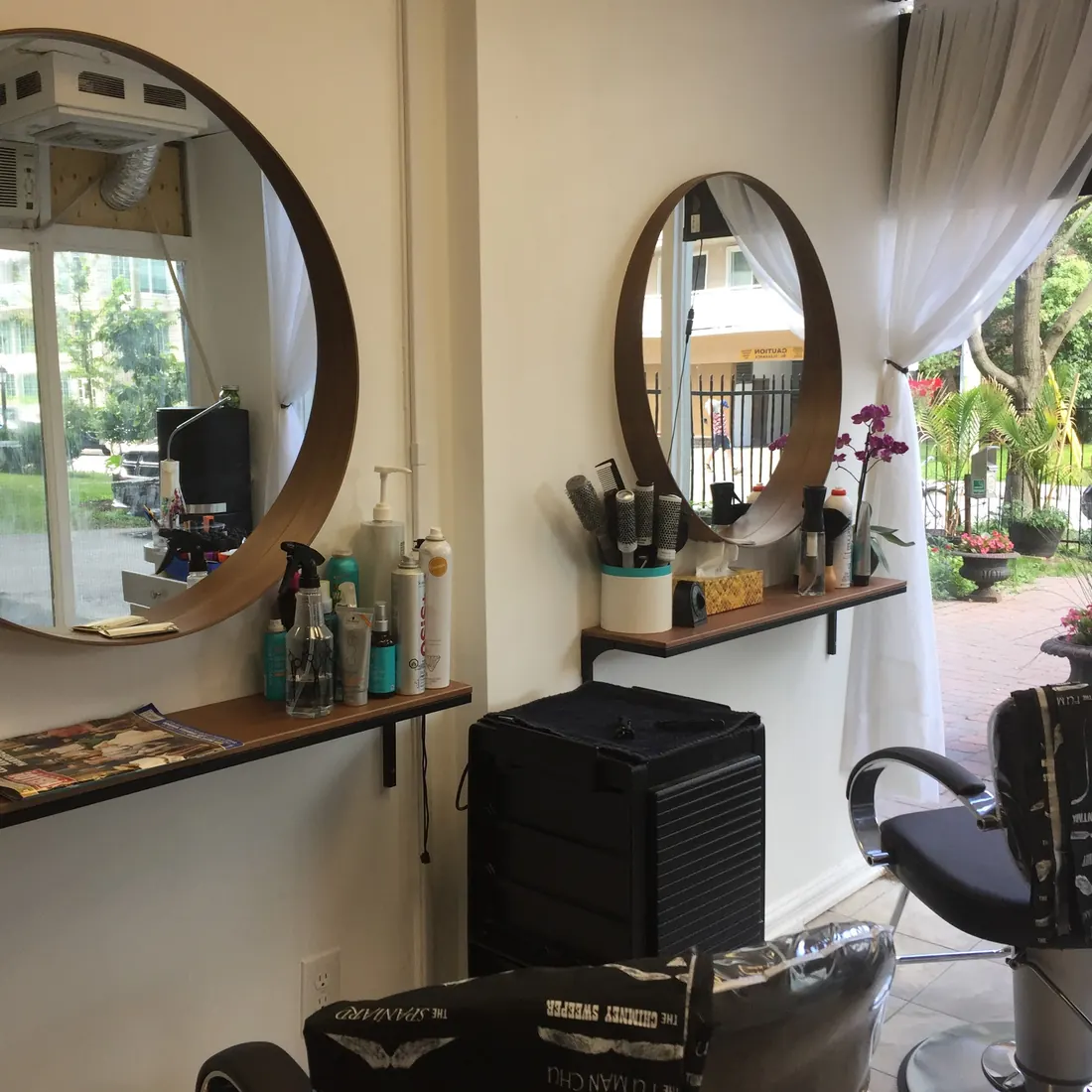 Styling station with a round mirror at Wendy's Studio